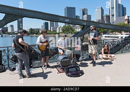 Die Leistung der Straßenmusikanten auf dem Eiserner Steg Frankfurt am Main Deutschland Stockfoto