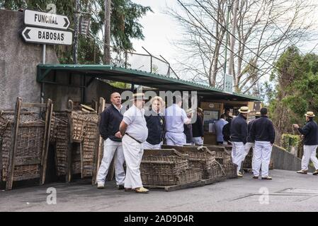 Warenkorb Schlitten Treiber, touristische Attraktion, Monte, Funchal, Madeira, Portugal, Europa Stockfoto