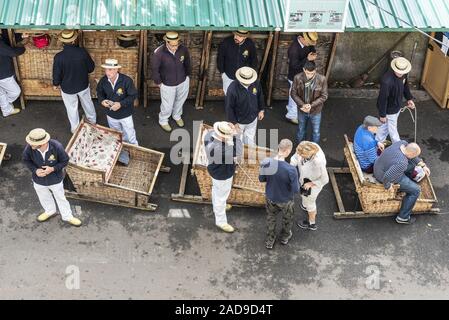 Warenkorb Schlitten Treiber, touristische Attraktion, Monte, Funchal, Madeira, Portugal, Europa Stockfoto