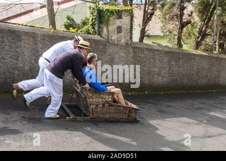 Warenkorb Schlitten Treiber, touristische Attraktion, Monte, Funchal, Madeira, Portugal, Europa Stockfoto