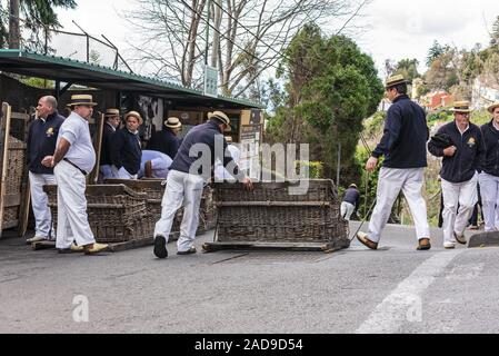 Warenkorb Schlitten Treiber, touristische Attraktion, Monte, Funchal, Madeira, Portugal, Europa Stockfoto