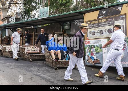 Warenkorb Schlitten Treiber, touristische Attraktion, Monte, Funchal, Madeira, Portugal, Europa Stockfoto