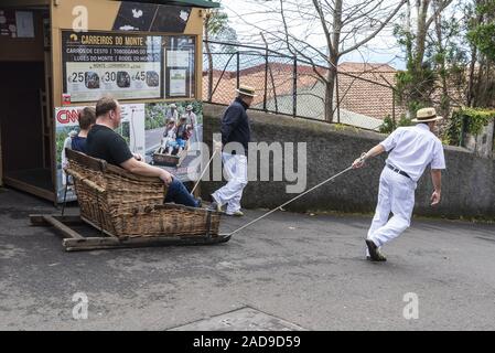 Warenkorb Schlitten Treiber, touristische Attraktion, Monte, Funchal, Madeira, Portugal, Europa Stockfoto