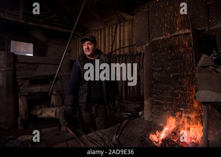 Jungen traditionellen Schmied arbeiten mit offenen Feuer Stockfoto