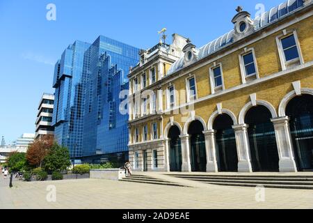 Die Northern & Shell Gebäude und der Old Billingsgate Gebäude entlang der Themse in London. Stockfoto