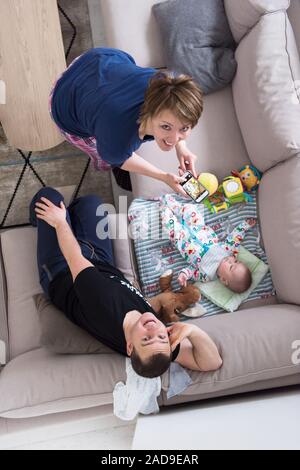 Blick von oben auf die glückliche Mutter und Vater nehmen Bild von Baby Stockfoto