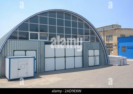 Fassade eines gewerblichen Lager mit einem ovalen Dach Stockfoto