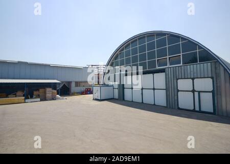 Fassade eines gewerblichen Lager mit einem ovalen Dach Stockfoto