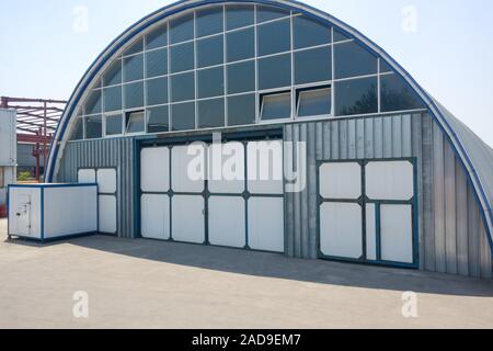 Fassade eines gewerblichen Lager mit einem ovalen Dach Stockfoto