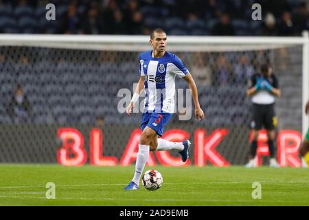 Porto, Portugal. 2. Dez, 2019. Pepe (Porto) Fußball: Portugal "Liga NOS' Match zwischen dem FC Porto 2-0 FC Pacos de Ferreira im Estadio do Dragao in Porto, Portugal. Credit: mutsu Kawamori/LBA/Alamy leben Nachrichten Stockfoto