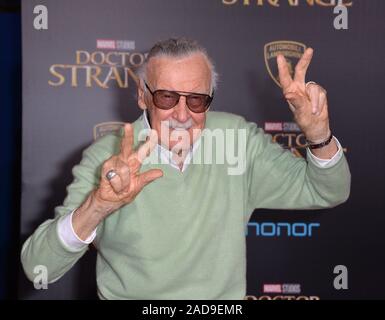 LOS ANGELES, Ca. Oktober 20, 2016: Stan Lee bei der Weltpremiere von Marvel Studios' 'Doctor Seltsame' am El Capitan Theatre, Hollywood. © 2016 Paul Smith/Featureflash Stockfoto