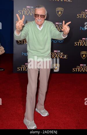 LOS ANGELES, Ca. Oktober 20, 2016: Stan Lee bei der Weltpremiere von Marvel Studios' 'Doctor Seltsame' am El Capitan Theatre, Hollywood. © 2016 Paul Smith/Featureflash Stockfoto