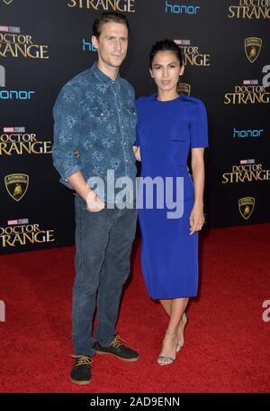 LOS ANGELES, Ca. Oktober 20, 2016: Elodie Yung & Jonathan Howard bei der Weltpremiere von Marvel Studios' 'Doctor Seltsame' am El Capitan Theatre, Hollywood. © 2016 Paul Smith/Featureflash Stockfoto