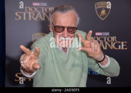 LOS ANGELES, Ca. Oktober 20, 2016: Stan Lee bei der Weltpremiere von Marvel Studios' 'Doctor Seltsame' am El Capitan Theatre, Hollywood. © 2016 Paul Smith/Featureflash Stockfoto