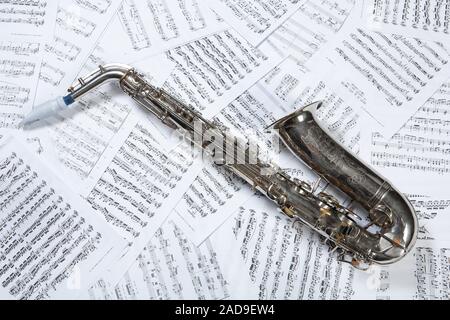 Saxophon und Notizen Stockfoto