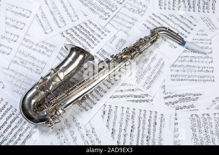 Saxophon und Notizen Stockfoto