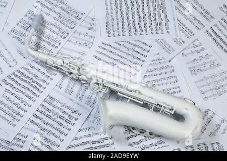 Saxophon und Notizen Stockfoto