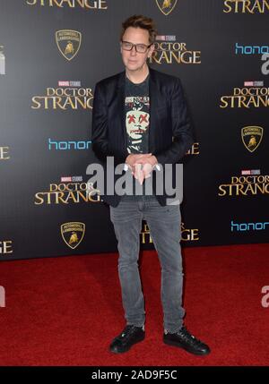 LOS ANGELES, Ca. Oktober 20, 2016: James Gunn bei der Weltpremiere von Marvel Studios' 'Doctor Seltsame' am El Capitan Theatre, Hollywood. © 2016 Paul Smith/Featureflash Stockfoto