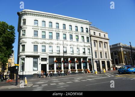 Schöne alte Gebäude, die von der London Bridge in London. Stockfoto