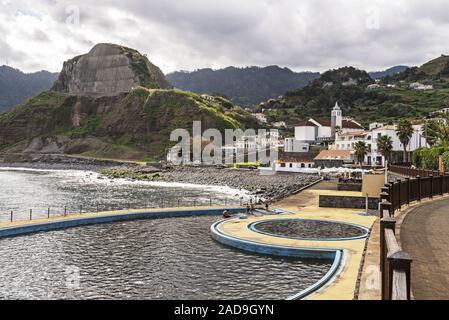 Schwimmbad, Strand, Nordküste, Porto da Cruz, Madeira, Portugal, Europa Stockfoto