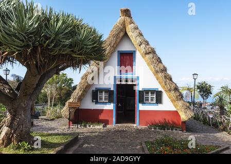 Traditionellen strohgedeckten Haus, Santana, Madeira, Portugal, Europa Stockfoto