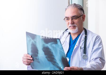 Alten männlichen Arzt in der Klinik arbeiten Stockfoto