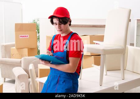 Junge männliche Auftragnehmer mit Feldern arbeiten im Innenbereich Stockfoto