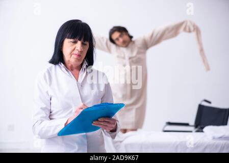 Alten weiblichen Psychiater besuchen junge männliche Patienten Stockfoto