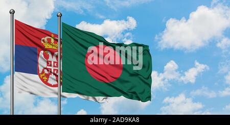 Serbien und Bangladesch Flagge im Wind gegen Weiße bewölkt blauer Himmel zusammen. Diplomatie Konzept, internationale Beziehungen. Stockfoto