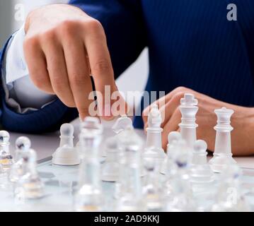 Junge Unternehmer spielen Glas Schach im Büro Stockfoto