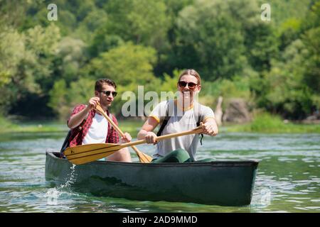 Paar Entdecker conoining am wilden Fluss Stockfoto