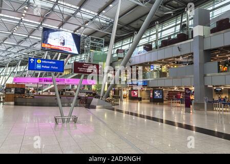 Abflughalle, Flughafen Düsseldorf, Nordrhein-Westfalen, Deutschland, Europa Stockfoto