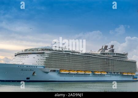 Eine riesige touristische Fahrgastschiff in Miami, Florida Stockfoto