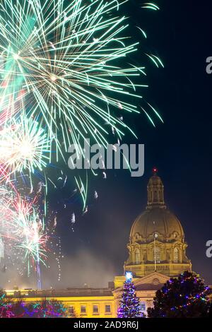 EDMONTON, AB 31. DEZEMBER 2018: Silvester Feuerwerk an der Edmonton Gesetzgebung Gründen Stockfoto