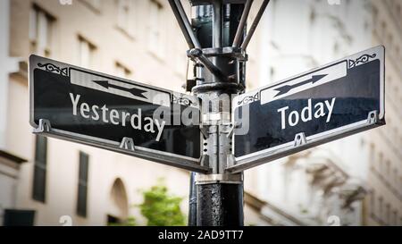 Hinweisschild wird heute im Vergleich zu gestern Stockfoto