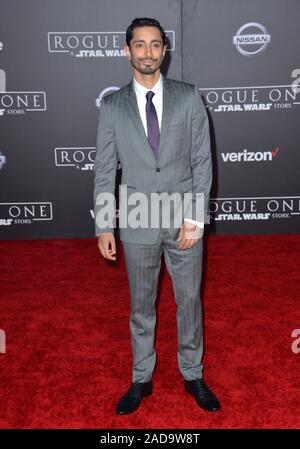 Schauspieler Riz Ahmed bei der Weltpremiere von "Schurkenstaaten: ein Star Wars Story' im Pantages Theater, Hollywood. Dezember 10, 2016 © 2016 Paul Smith/Featureflash Stockfoto