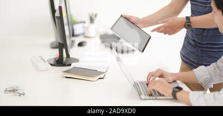 Screenshot des Young Professional UX Web Entwickler arbeiten auf dem Smartphone Vorlage zusammen 7/8 Stockfoto