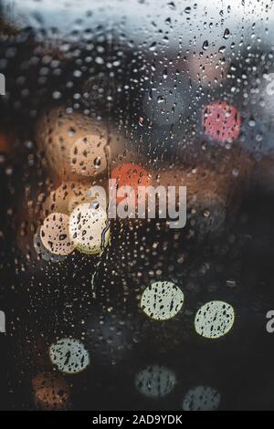 Regen in der Nacht am Fenster Stockfoto