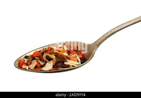 Eine Mischung aus Paprika in einem Löffel zu isolieren. Blick von oben. Gewürz in einen alten Löffel auf einem weißen Hintergrund. Close-up. Stockfoto