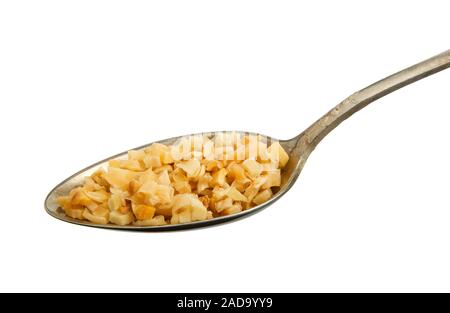 Knoblauch Trocknen in einem Löffel zu isolieren. Blick von oben. Schichten von getrockneten Knoblauch in einen alten Löffel. Trockene Gewürze. Stockfoto