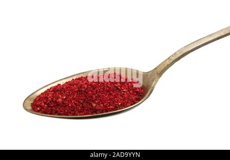 Gehackte rote Paprika in einem Löffel auf einem weißen Hintergrund. Blick von oben. Gewürze auf isolieren. Stockfoto