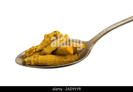 Getrocknete Kurkuma Wurzel in einen alten Löffel auf einem weißen Hintergrund. Gewürz zu isolieren. Blick von oben. Stockfoto