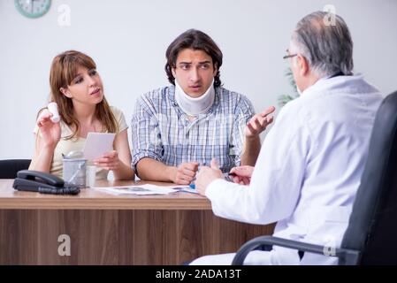 Junges Paar alte männlicher Arzt Stockfoto