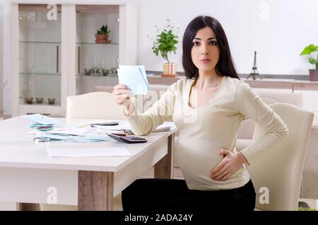 Junge schwangere Frau in die Budgetplanung Konzept Stockfoto