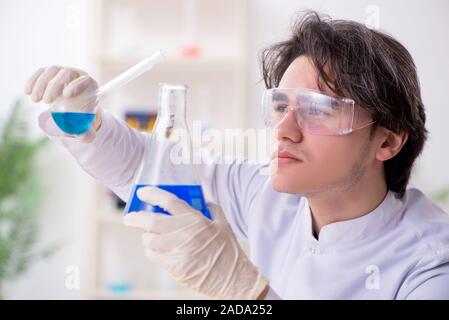 Junge männliche Biochemiker im Labor arbeiten Stockfoto