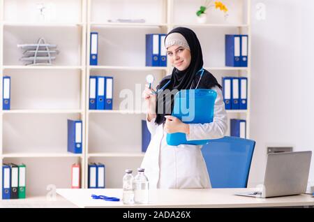 Junger Arzt im Hijab in der Klinik arbeiten Stockfoto