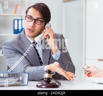 Rechtsanwalt angeboten Bestechungsgeld für seine Dienste, Stockfoto