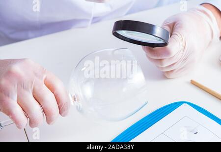 Kriminologen Polizei Chemiker bei der Kriminalität Beweise suchen Stockfoto