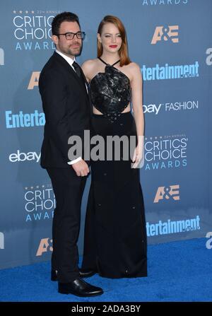 Emma Stone & Bruder Spencer Stein auf der 22. jährlichen Critics' Choice Awards auf der Barker Hangar, Santa Monica Airport. Dezember 11, 2016 © 2016 Paul Smith/Featureflash Stockfoto