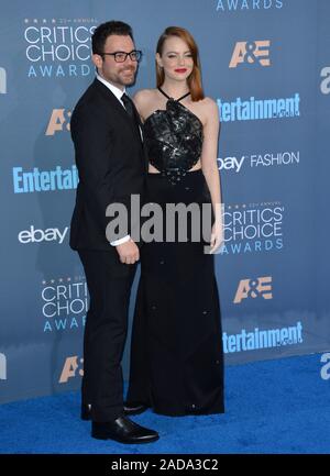 Emma Stone & Bruder Spencer Stein auf der 22. jährlichen Critics' Choice Awards auf der Barker Hangar, Santa Monica Airport. Dezember 11, 2016 © 2016 Paul Smith/Featureflash Stockfoto